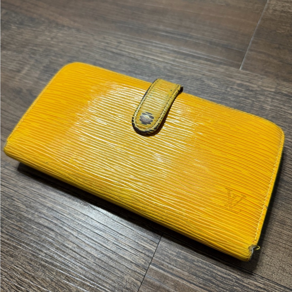 Authentic Louis Vuitton Yellow Epi Kiss Lock Wallet Vintage LV - Picture 1 of 16